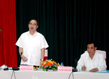 ຮອງນາຍົກລັດຖະມົນຕີ ຫງວຽນທ້ຽນເຢີນ ເຮັດວຽກກັບແຂວງ ຊອກຈັງ